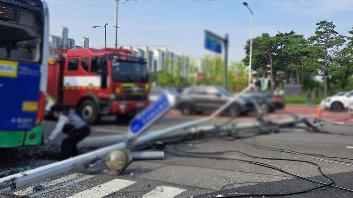 Power Restored to 950 Households After City Bus Crashes Into Utility Pole in Suwon