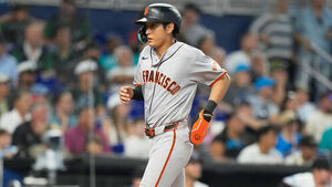 Lee Jung-hoo Hits Two Doubles, Closing in on Batting Lead with .331 Average