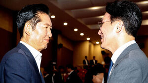 Amid 'Reconstruction' Debate, Jung Chung-rae Calls for 'Pan-Progressive Unity' While Kim Min-seok Urges 'Expanding the Playing Field'