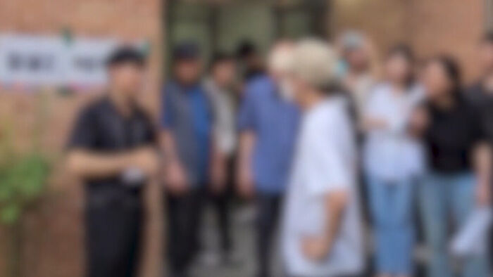 투표용지 부족으로 인해 항의 중인 잠실7동 주민