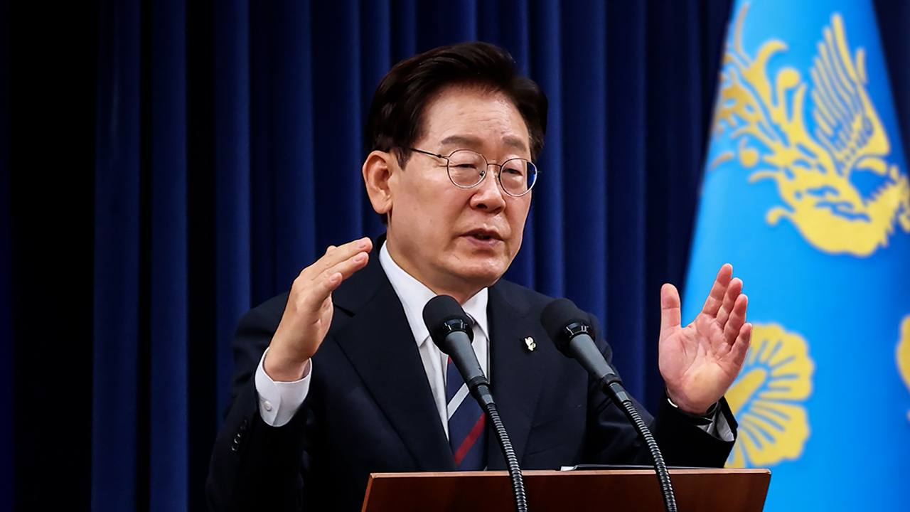 이 대통령 지지율 50% 밑으로…"겸허하게 받아들인다"