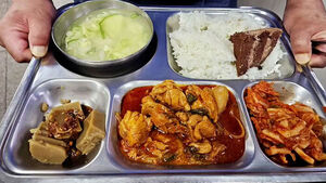 "왜 밥 위에 케이크를"&hellip;조롱성 댓글에 논란