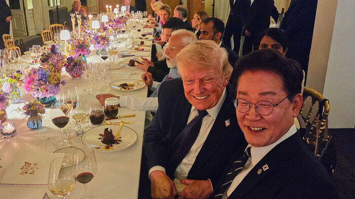 President Lee Jae-myung and U.S. President Donald Trump pose for a commemorative photo at the official dinner of the Group of Seven (G7) summit held in Évian-les-Bains, France, on the 16th (local time).