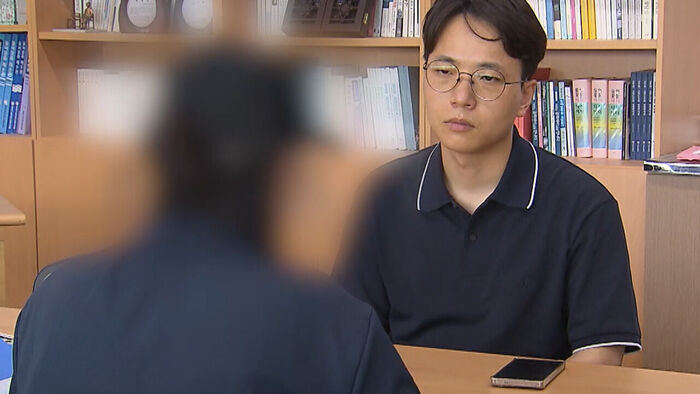 인터뷰 중인 체육교사 A씨