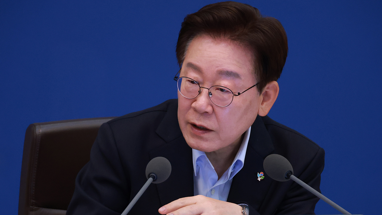 이 대통령 "석유 최고가격제, 더 과감히 유지하고 낮춰야…물가 부담 커"