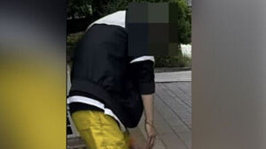 "오늘 자 수원" 양팔 늘어뜨려 '축'&hellip;길거리서 긴급 체포 