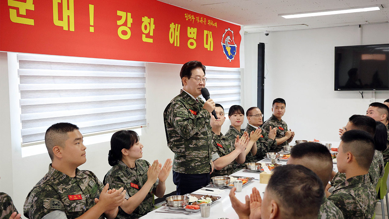 이 대통령 연평도 해병부대 방문…"징집병 최소화하고 선택적 모병"