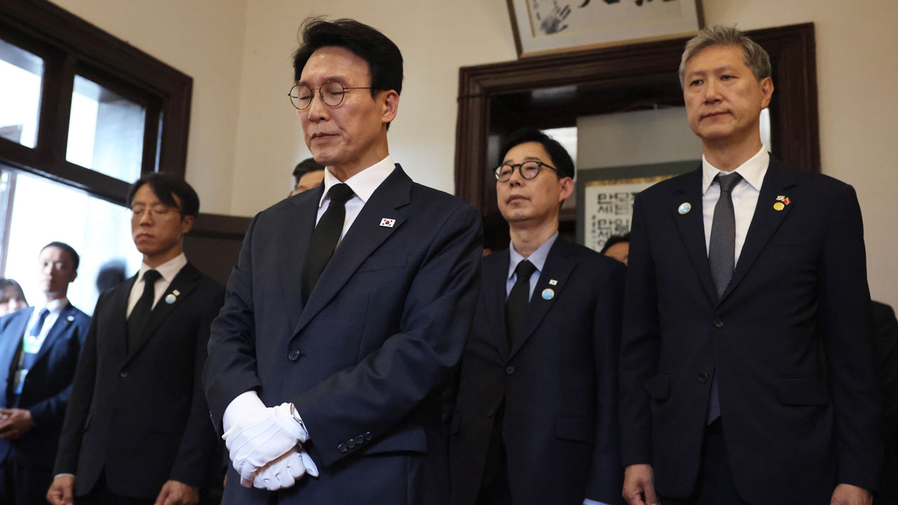 "안중근 유해 꼭 조국에 모셔야"…관동법원 방문한 김민석 총리, 울컥하며 강조