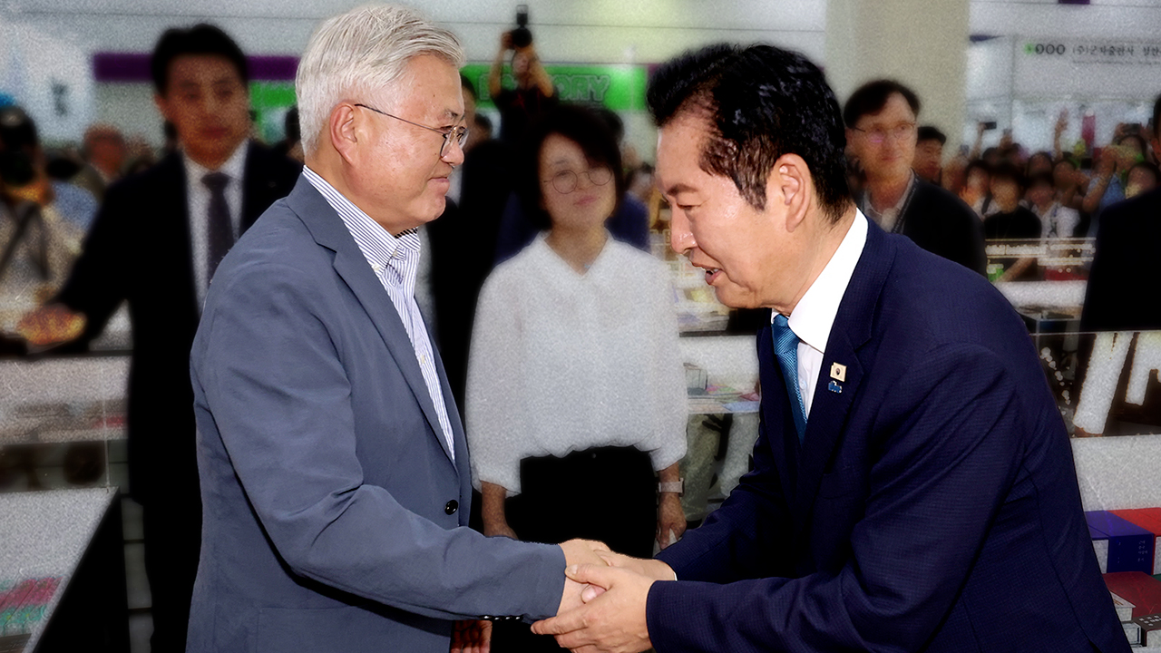 "당심만 볼 것" 정청래, 대표직 사퇴…문 전 대통령 조우