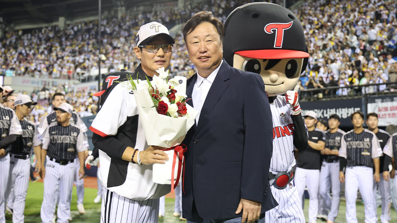 LG 염경엽 감독 최고령 700승…롯데 뒤집기로 3년 만에 7연승