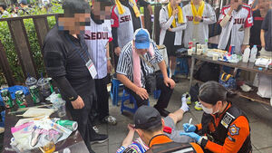Jamsil Baseball Stadium Enforcement Team Rescues Collapsed LG Twins Fan in His 70s