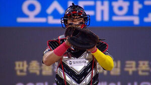 Ahn Hyun-min Makes Surprise Appearance as Catcher in 9th Inning, Shows Off Flawless Blocking
