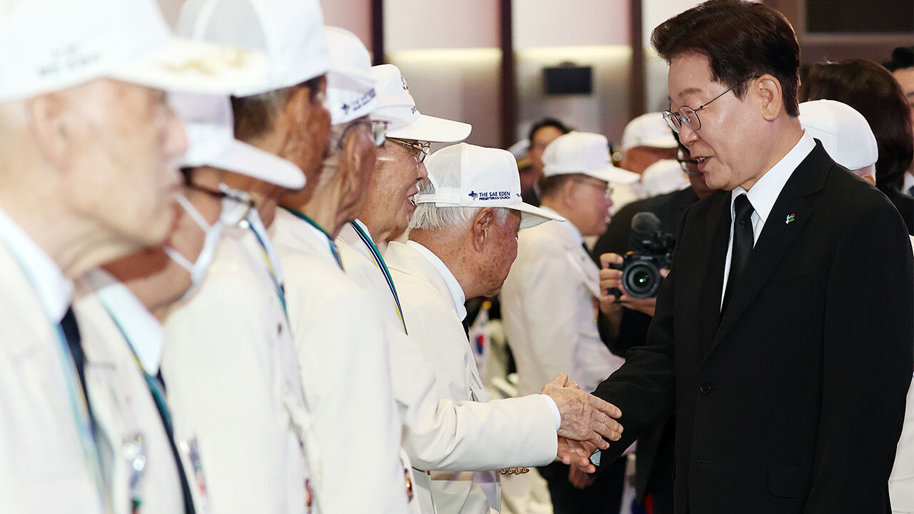 이재명 대통령이 25일 수원컨벤션센터에서 열린 6·25전쟁 제76주년 기념식에 입장하며 참전유공자들과 인사하고 있다. (사진=연합뉴스)