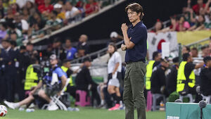 Shocking Defeat to South Africa... Coach Hong Myung-bo Says "Result of My Poor Judgment"