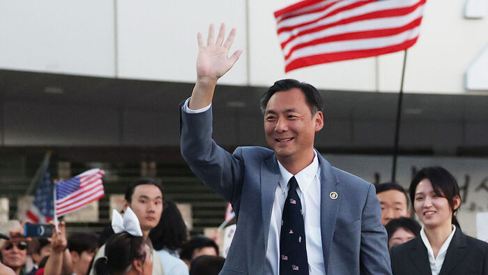 Morse Tan (Korean name: Dan Hyun-myung), a professor at Liberty University in the U.S. who is suspected of defaming President Lee Jae-myung, waves to protesters as he arrives to hold a press conference in front of the Handball Gymnasium at Olympic Park in Songpa-gu, Seoul, on the 24th. (Photo: Yonhap News)