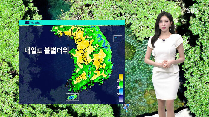 SBS Weather 내일도 불볕더위, 전국 기온 분포도와 함께 흰색 원피스를 입은 기상캐스터 모습.