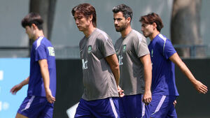 Hong Myung-bo's Squad Trains Silently While Calculating Scenarios