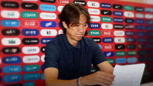 Hong Myung-bo Resigns as National Team Manager: "I Apologize to the People"
