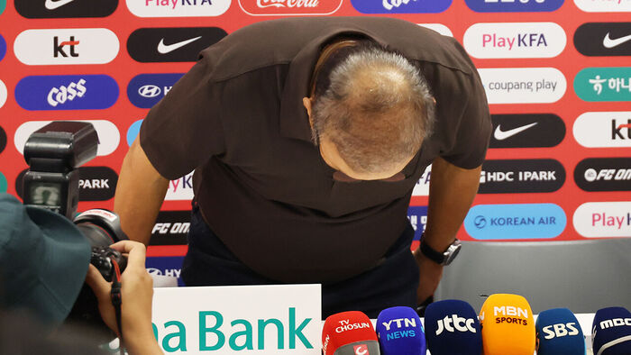 "사과" 자리 일어나더니&hellip;카메라 앞 박항서 고개 숙였다 [스포츠머그]