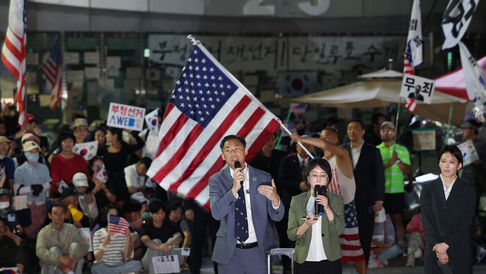 Morse Tan, a professor at Liberty University in the U.S. who is accused of defaming President Lee Jae-myung, answers questions from citizens during a press conference held in front of the Olympic Park Handball Gymnasium in Songpa-gu, Seoul, on June 24. (Photo: Yonhap News)