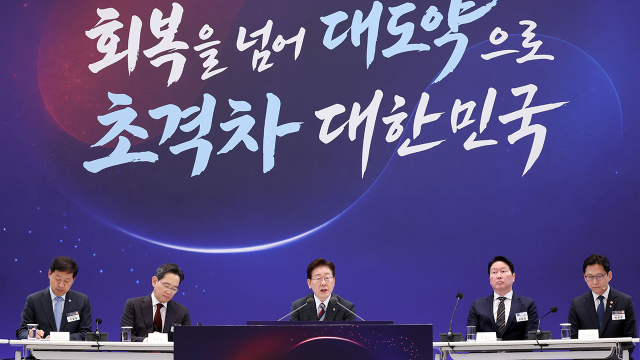 이 대통령 "반도체·AI·데이터센터 삼각축으로 초격차 강국 도약"