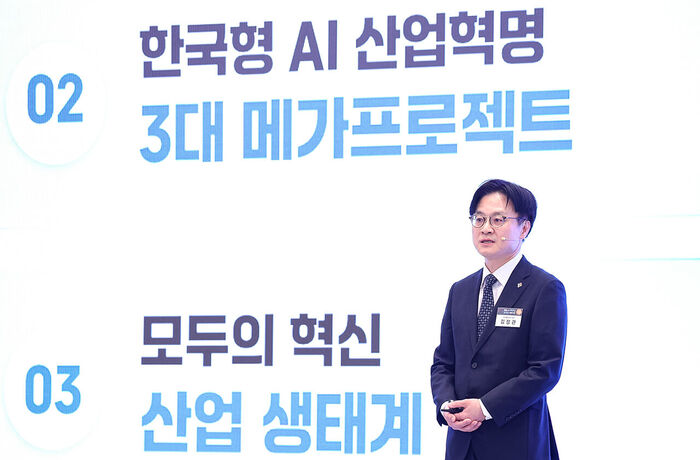 Minister of Trade, Industry and Energy Kim Jeong-gwan presents policies at the National Report Meeting on the Three Mega-Projects presided over by President Lee Jae-myung at the Blue House on the 29th. (Photo: Yonhap News)