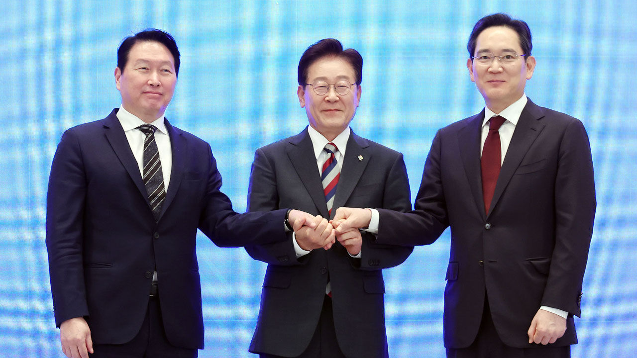 이재명 대통령과 이재용 삼성전자 회장, 최태원 SK그룹 회장이 29일 청와대에서 열린 3대 메가프로젝트 국민보고회에서 기업 투자계획 발표 후 손을 잡고 있다. (사진=청와대통신사진기자단, 연합뉴스)