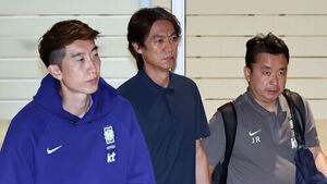 '월드컵 32강 불발' 홍명보 축구대표팀 감독, 야유 속 귀국