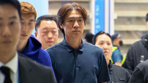 홍명보 귀국 '묵묵부답'&hellip;삼엄 경비 속 쏟아진 야유
