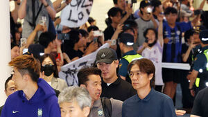 No Candy Thrown, but Jeers Greet Hong Myung-bo Upon Return