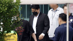 출소한 김호중 모습 찍혔다&hellip;교도소에 팬들 모여들더니