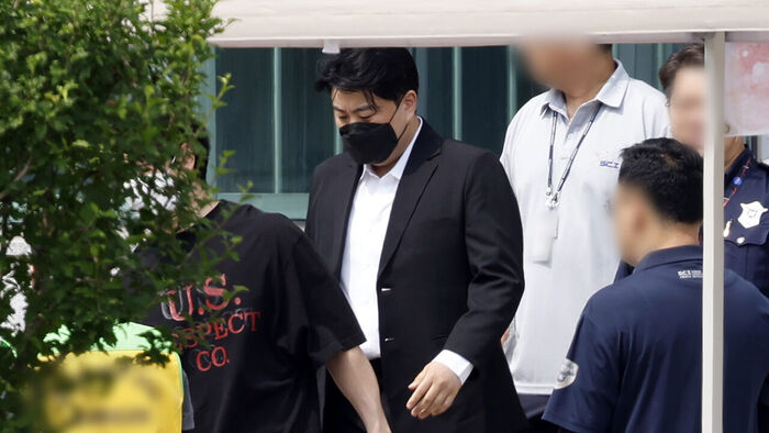 출소한 김호중 모습 찍혔다&hellip;교도소에 팬들 모여들더니