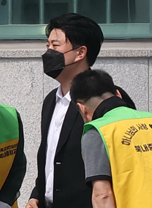 가수 김호중이 30일 경기 여주시 소망교도소에서 보석 출소하고 있다. (사진=연합뉴스)