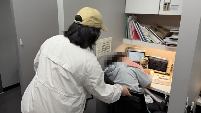 A manager waking up a student who is dozing off. (Photo: Yonhap News)