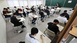 June Mock Exam English Test Proves Extremely Difficult, Only 4.13% Score Top Grade