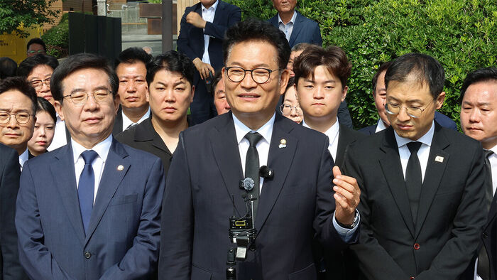 송영길 더불어민주당 의원이 30일 오전 경남 김해시 진영읍 봉하마을 노무현 전 대통령 묘역을 참배한 뒤 취재진 질문에 답하고 있다.