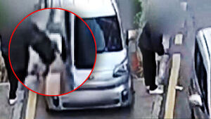 "My Phone Is Broken": Man Extorts 250,000 Won by Intentionally Striking Moving Vehicles [On-Site Video]