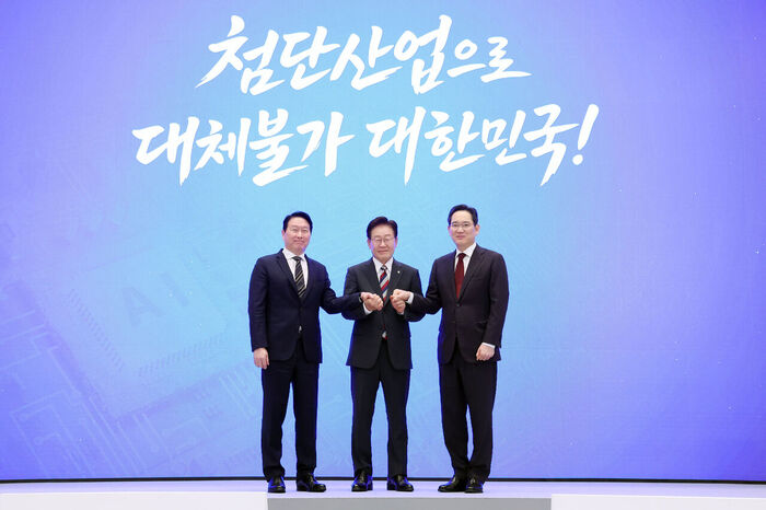 President Lee Jae-myung holding hands with the chairmen of Samsung and SK (National Report on the Three Mega Projects for Korea's Great Leap Forward, yesterday at the Blue House)