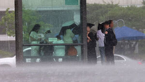 "Keep an Umbrella Handy for Now"... Heat Continues Despite Rain