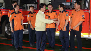 Former Prime Minister Kim Min-seok Visits Songpa Police and Fire Stations for Final Official Schedule: "Thank You for Your Dedication"