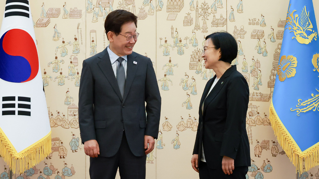 이 대통령, 한성숙 총리에 임명장…"잘 부탁드립니다"