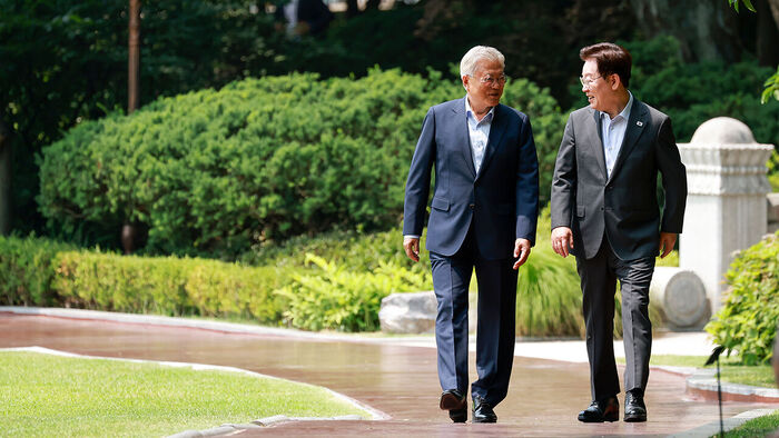 이재명 대통령과 문재인 전 대통령이 1일 청와대에서 대화하며 오찬장인 상춘재로 이동하고 있다.