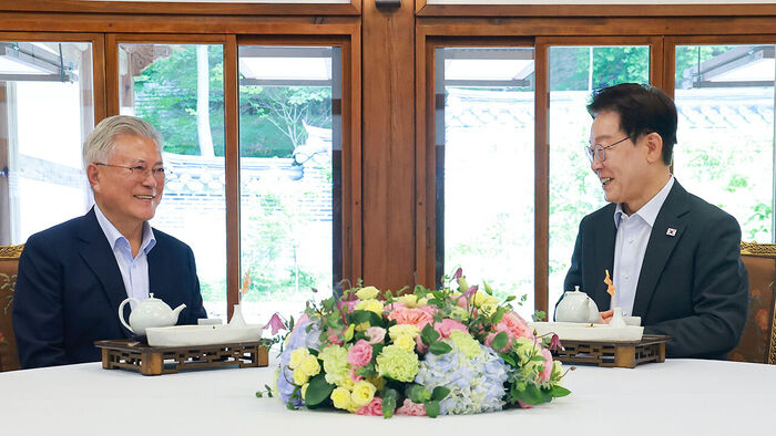 이재명 대통령과 문재인 전 대통령이 1일 청와대 상춘재에서 오찬 회동을 하고 있다.