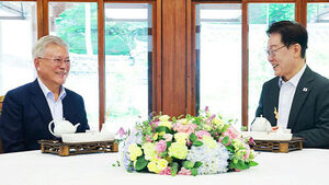 President Lee Jae-myung Holds Luncheon with Former President Moon Jae-in... "Party Unity Is Crucial"