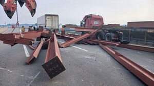 Steel H-Beams Fall onto Incheon-Gimpo Expressway; No Casualties Reported