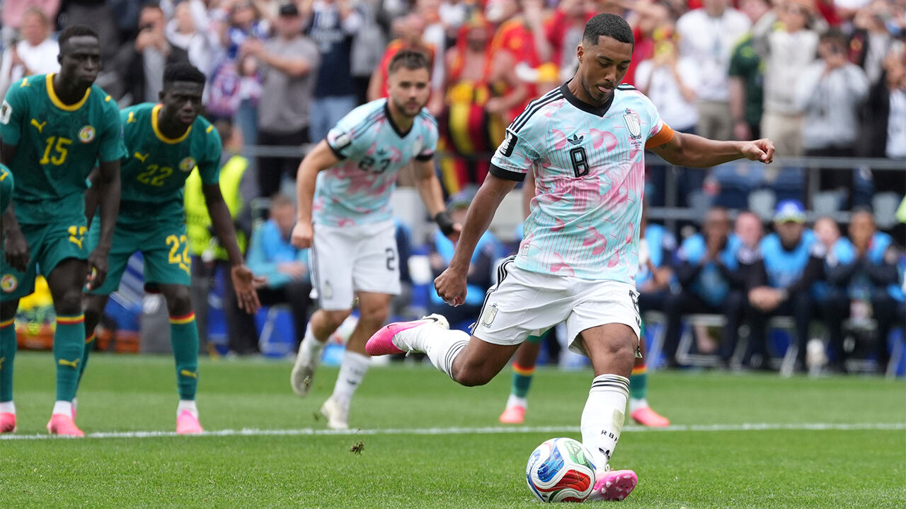 Belgium's Tielemans takes a penalty kick (Photo: AP, Yonhap News)
