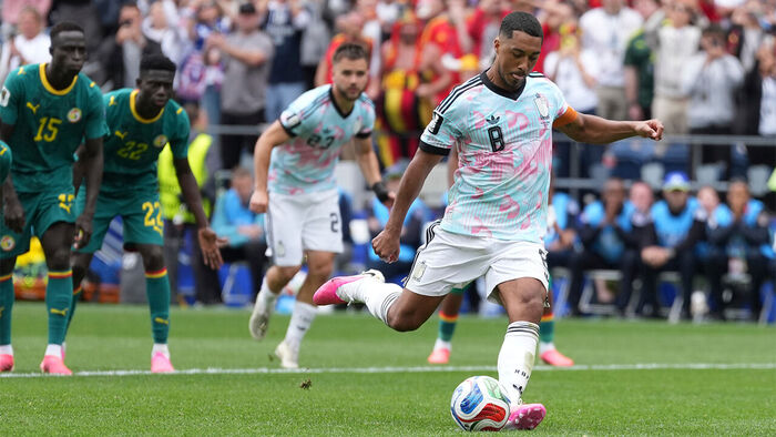Belgium's Tielemans takes a penalty kick (Photo: AP, Yonhap News)