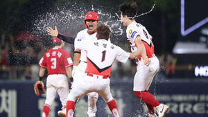 KIA Secures Thrilling Comeback Win on Walk-off Error; Kim Do-yeong Hits 26th Homer
