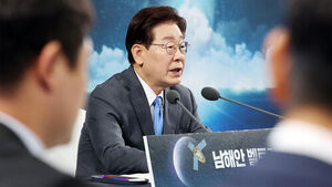 이 대통령 '영남권 발전비전 보고회' 참석&hellip;한화 &middot; 현대차 등 투자 발표
