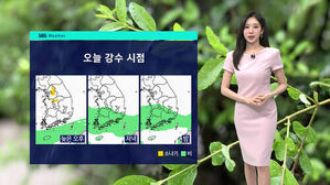 SBS Weather 오늘 강수 시점 자막과 늦은 오후 저녁 밤 시간대별 강수 분포를 설명하는 기상캐스터.